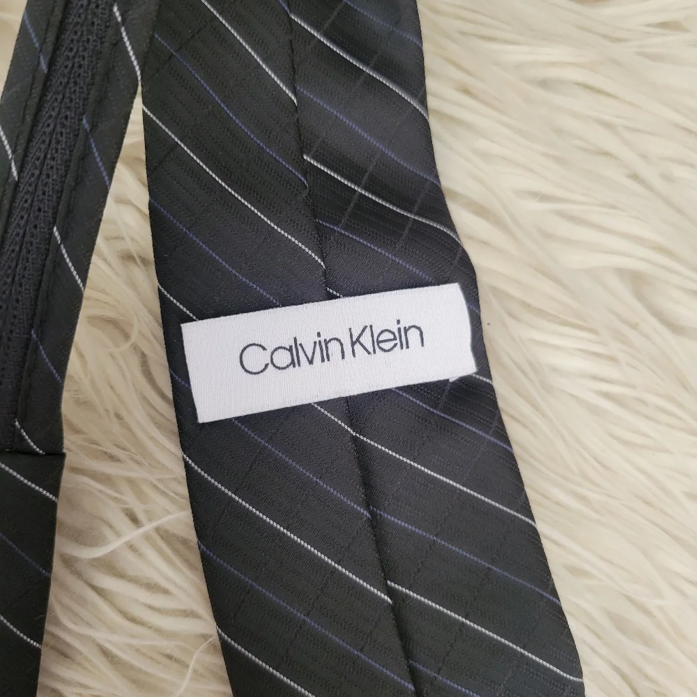 Boys Calvin Klein pre-tied adjustable zipper tie